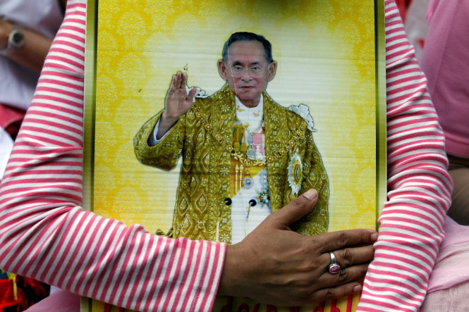 well-wisher hugs a portrait of Thailand's King Bhumibol Adulyadej at the Siriraj hospital where he is residing in Bangkok, Thailand, October 13