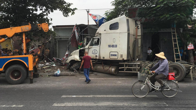 Hiện trường vụ việc xe container mất lái lao vào nhà dân - Ảnh: TRUNG THU