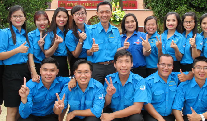 Thủ lĩnh áo xanh Mai Nhật Phương (đứng, giữa) cùng các bạn trẻ - Ảnh: K.A.