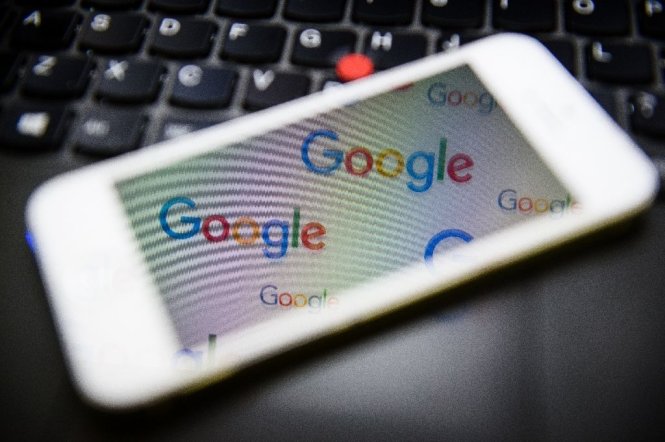 Google bổ sung thêm thẻ kiểm chứng sự thật bên cạnh những bài báo chứa những thông tin có thể không chính xác - Ảnh: AFP