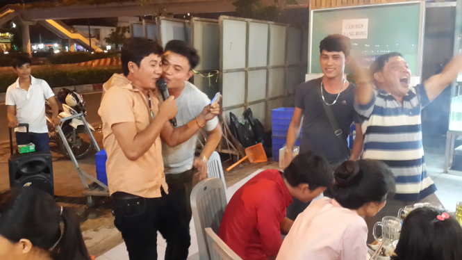 Các vị khách trong quán nhậu trên đường Phạm Văn Đồng thuê loa của ca sĩ kẹo kéo để