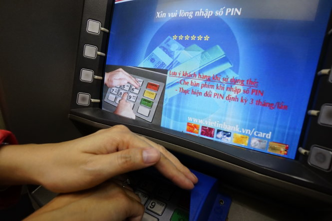 Trước tình trạng tội phạm thẻ bùng phát, NH khuyến cáo khách hàng phải che tay khi nhập mật khẩu để tránh bị lộ thông tin - Ảnh: QUANG ĐỊNH