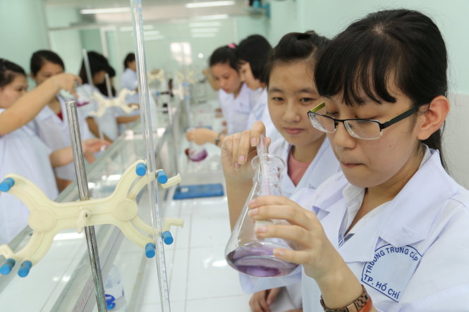 Học sinh ngành dược Trường trung cấp Tổng hợp TP.HCM trong giờ thực hành - Ảnh: NHƯ HÙNG