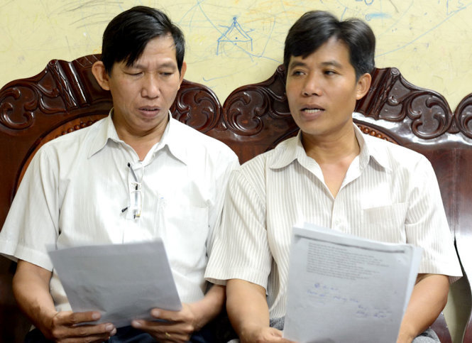Phụ lái tàu Nguyễn Xuân Phú (trái) và lái tàu Nguyễn Văn Túy - Ảnh: Đ.TRONG