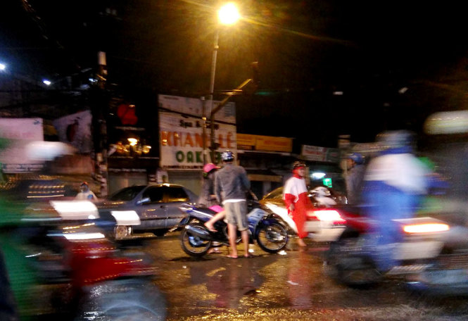 Sau khi đánh người, nam thanh niên lên xe chở bạn gái đi - Ảnh: ĐỨC PHÚ