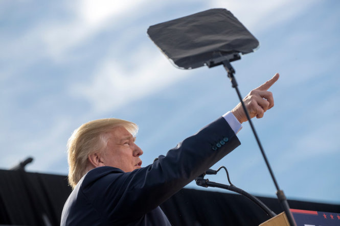 Ông Trump phát biểu trước đám đông ủng hộ tại Portsmouth, New Hampshire ngày 15-10 - Ảnh: NYT