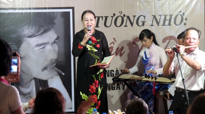NSƯT Hồng Vân diễn ngâm thơ Trần Từ Duy tại buổi tưởng niệm. Ảnh: L.Điền