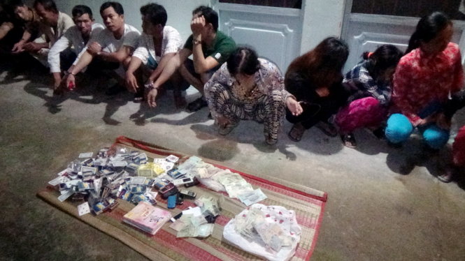 Các đối tượng đánh bài ăn tiền bị bắt giữ cùng tang vật - Ảnh: MINH TIẾN