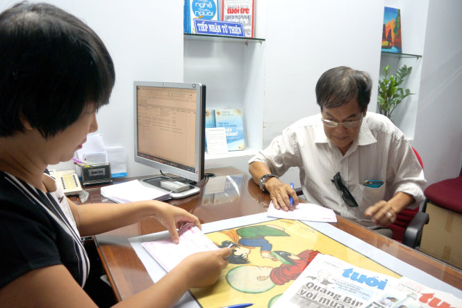 Ngay từ sáng sớm, đông đảo bạn đọc đến báo Tuổi Trẻ đóng góp ủng hộ cứu trợ đồng bào miền Trung bị lũ lụt. Ngồi giữa là anh Nguyễn Đông Thức đại diện “Quỹ mô tô học bổng” ủng hộ 50 triệu đồng - Ảnh: NGUYỄN CÔNG THÀNH