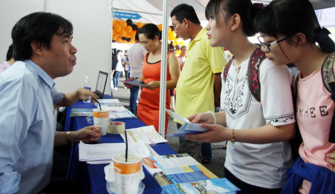 Thí sinh tìm hiểu thông tin tuyển sinh của Trường ĐH Khoa học xã hội và nhân văn TP.HCM - Ảnh: TRẦN HUỲNH