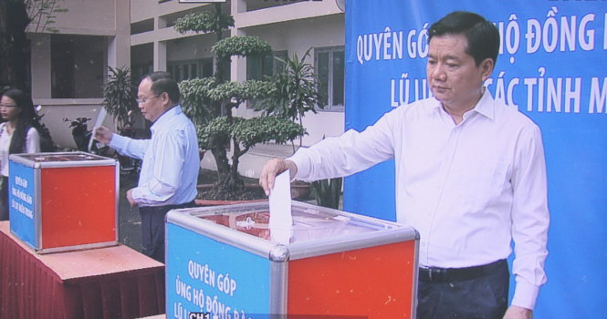 Bí thư Thành ủy Đinh La Thăng và Phó Bí thư thường trực Thành ủy Tất Thành Cang là những người đầu tiên hưởng ứng việc đóng góp tại buổi lễ sáng 17-10.