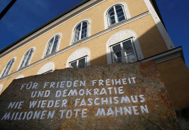 Một tảng đá đặt bên ngoài ngôi nhà nơi trùm phát xít Hitler được sinh ra, với dòng chữ khắc trên đó: