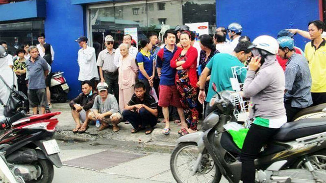 Người nhà nạn nhân ngồi bần thần khi được báo tới hiện trường - Ảnh: P.K