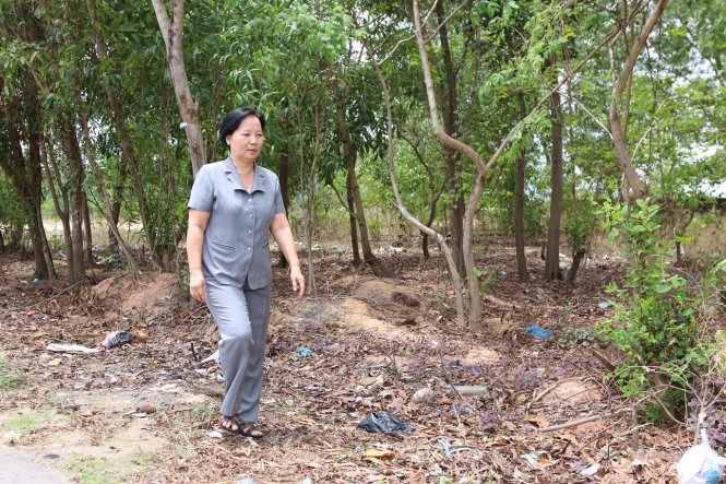 Bà Hằng trên mảnh đất của cha mình bị chiếm hơn 20 năm qua - Ảnh: Gia Minh