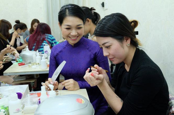 Chị Pang Mỹ Linh (trái) hướng dẫn học viên trong lớp “vỡ lòng” - Ảnh: Vũ Thủy