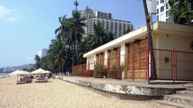 Nhà cửa hàng mỹ nghệ (cũ) trên bãi biển Nha Trang -Ảnh:Phan Sông Ngân