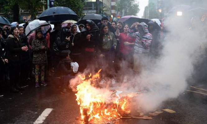 Người biểu tình châm lửa đốt trên đường - Ảnh: AFP