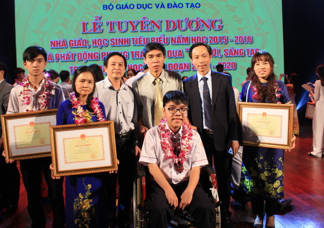 Các thầy cô giáo, học sinh tại buổi lễ - Ảnh: Chí Tuệ
