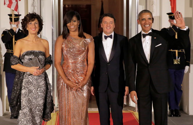 U.S. President Barack Obama and U.S. first lady Michelle Obama greet Italian Prime Minister Matteo Renzi and Agnese Landini at the White House in Washington, U.S., October 18, 2016