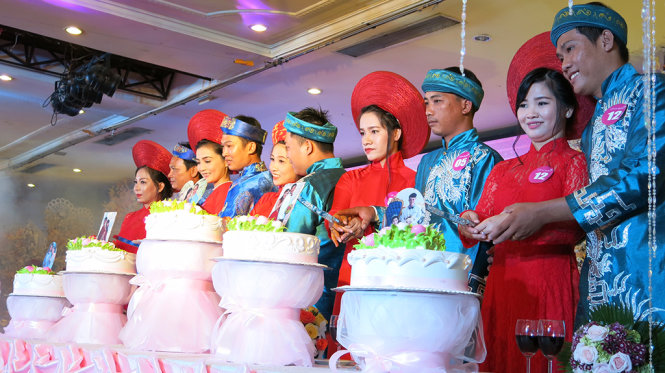 Các cặp đôi tham gia dâng hương tại tượng đài Bác Hồ ở bến Ninh Kiều (Cần Thơ) - Ảnh: T.Trang