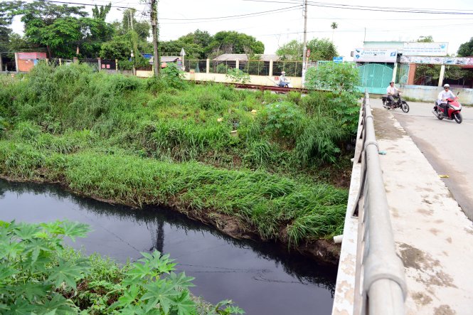 Kênh Trần Quang Cơ với dòng nước đen ngòm do ô nhiễm nặng - Ảnh: DUYÊN PHAN