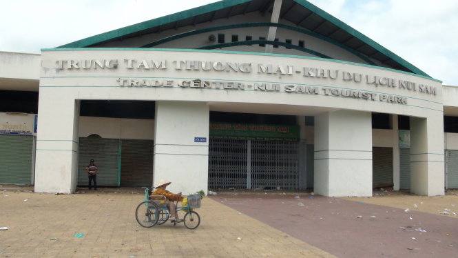 Trung tâm thương mại Vĩnh Đông nằm ngay khu du lịch ở phường Núi Sam, TP Châu Đốc (An Giang) xây xong bỏ hoang hơn chục năm nay, khu dân cư đô thị cũng còn thưa vắng - Ảnh: Đ.VỊNH