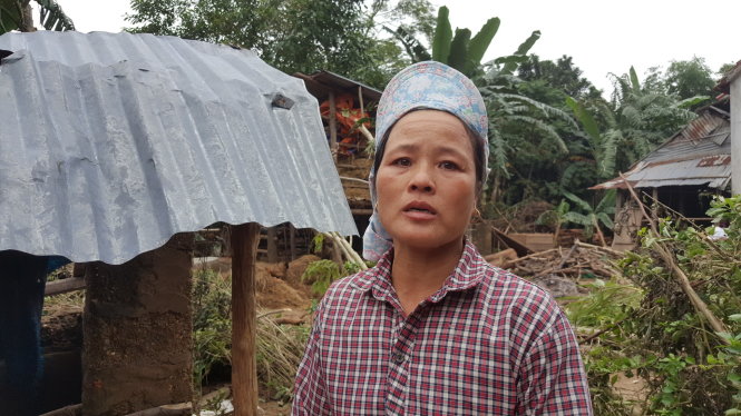 Chị Nguyễn Thị Hồng trước mảnh vườn xác xơ và chuồng heo bị lũ quét sập - Ảnh: L.Đ.DỤC