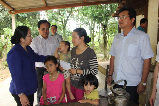Bà Võ Thị Dung - phó bí thư Thành ủy TP.HCM - thăm gia đình chị Trần Thị Hằng ở xã Lộc Yên, huyện Hương Khê (Hà Tĩnh) - Ảnh: HOÀI NAM