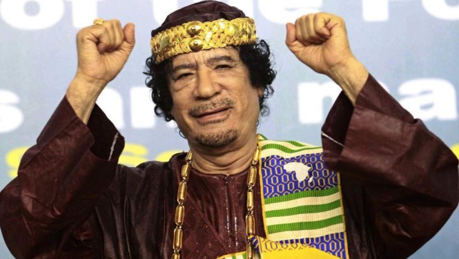 Đại tá Muammar Gaddafi thích đội vương miện bằng vàng ròng - Ảnh: AFP