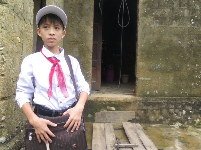 Sau cơn lũ, đường đến trường của em Hoàng Anh Ngọc, học sinh lớp 9 Trường THCS Phúc Trạch (Bố Trạch, Quảng Bình), càng thêm khó khăn - Ảnh: TẤN VŨ