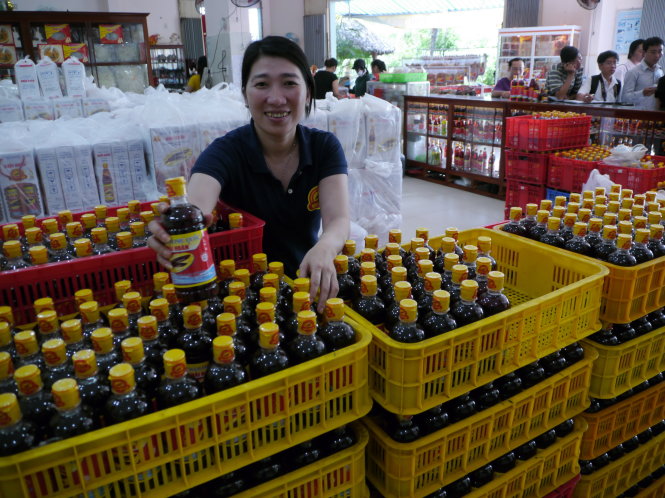 D(óng gói nước mắm tại Phú Quốc (Kiên Giang) để vận chuyển về TP.HCM - Ảnh: NGUYỄN CÔNG THÀNH