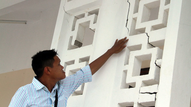 Các trụ bê tông đều sụt lún gây nứt máng xối, mái bằng cả hiên sau và trước công trình - Ảnh: HỮU KHÁ