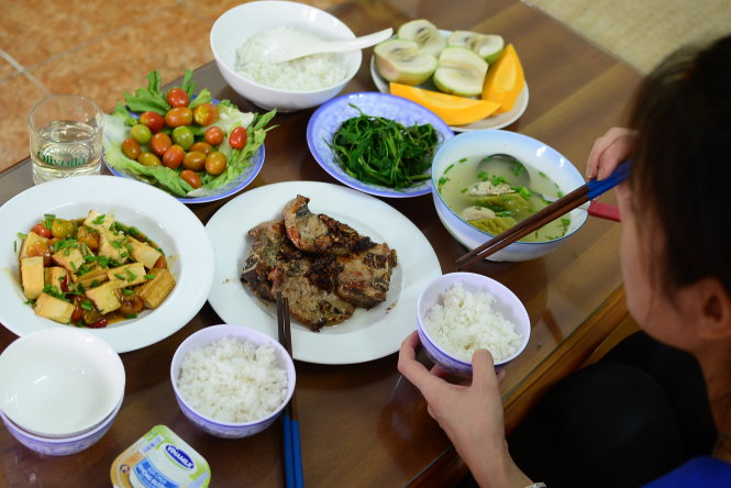 Bữa ăn đầy đủ gồm có rau, đậu thịt, cá - Ảnh: T.T.D.