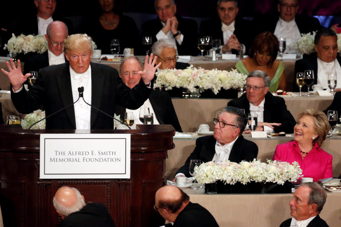 Hai ứng cử viên Trump và Clinton tại buổi gây quỹ từ thiện ở New York ngày 20-10 - Ảnh: REUTERS