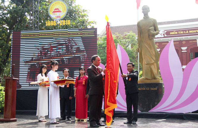 Thừa ủy quyền của Chủ tịch nước, ông Nguyễn Văn Cao – chủ tịch UBND tỉnh Thừa Thiên – Huế đã trao Huân chương Độc lập hạng nhất cho tập thể trường THPT chuyên Quốc Học – Huế - Ảnh: MINH AN