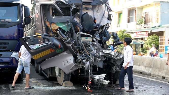 Vụ tai nạn khiến đầu xe ô tô chở thép nát bét – Ảnh: QUỐC NAM