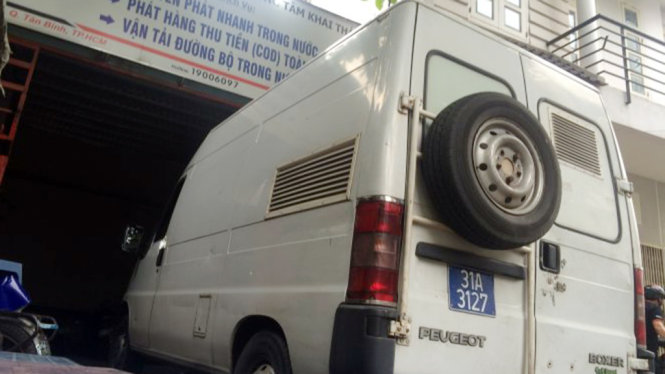 Xe biển xanh 31A-3127 vào Trung tâm khai thác 1 của Công ty cổ phần bưu chính Thời Gian Vàng nhận hàng hóa - Ảnh: H.LỘC