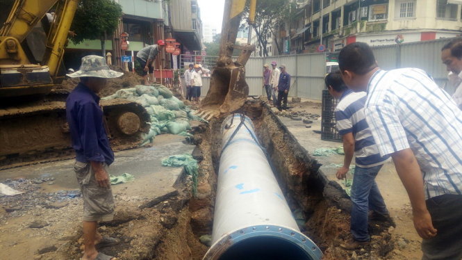 Khu vực xảy ra sự cố nằm bên dưới tuyến ống này - Ảnh: Q.KHẢI