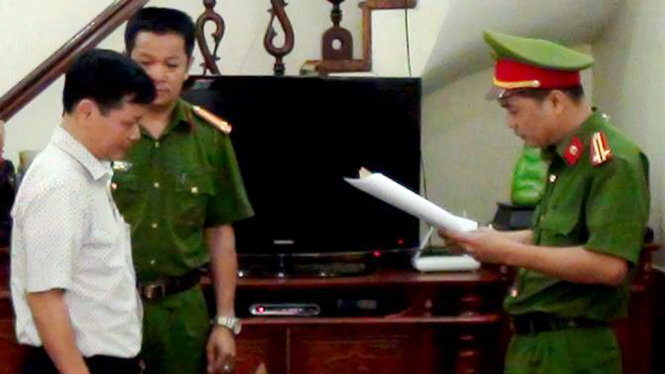 Cơ quan Công an đọc lệnh bắt tạm giam, khám xét nơi ổ đối với nguyên giám đốc công ty xổ số Hà Giang - Ảnh: CTV