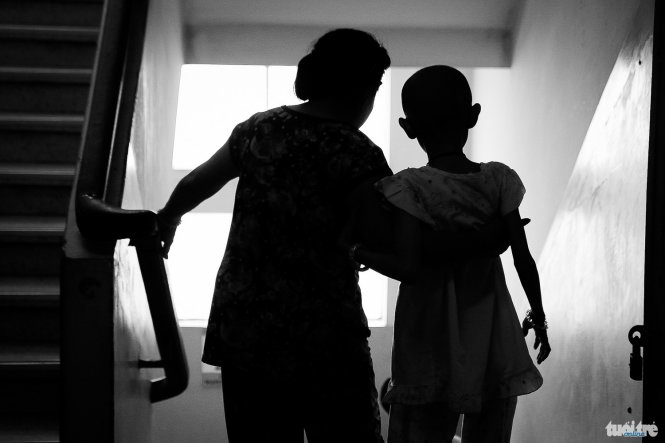 Đẫm nước mắt người mẹ bán xôi và đứa con nuôi ung thư