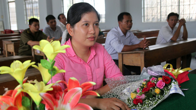 Bà Dương Thị Kim Ngân - người bị kết án oan 2 năm tù phấn khởi sau khi được giải oan, xin lỗi.