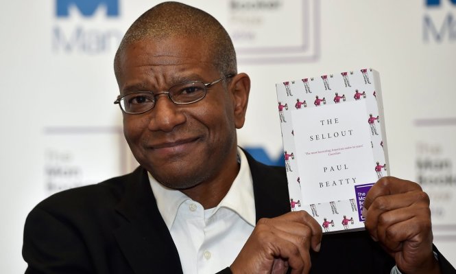 Nhà văn Paul Beatty và cuốn tiểu thuyết The Sellout của ông - Ảnh: EPA