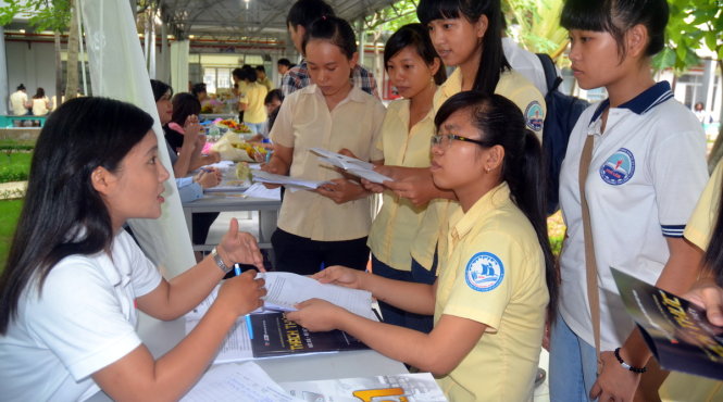 Các bạn trẻ tìm hiểu thông tin tuyển dụng tại một ngày hội việc làm - Ảnh: QUANG PHƯƠNG