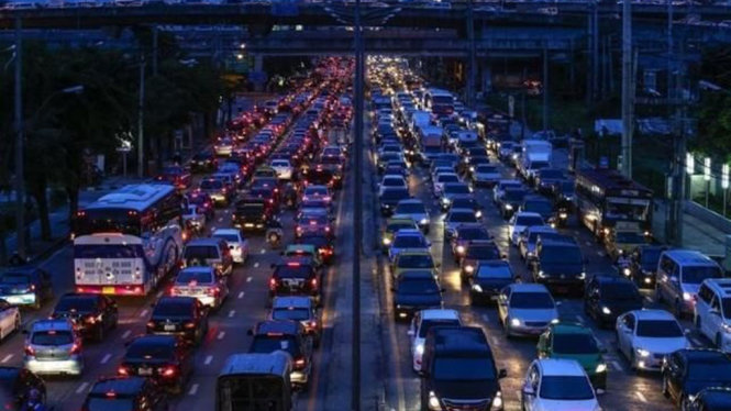 Kẹt xe ở đường Rama IX, Bangkok - Ảnh: Reuters