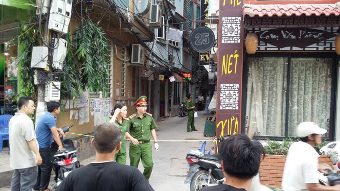Ngõ nơi xảy ra vụ nổ súng đang được phong tỏa để phục vụ công tác điều tra - Ảnh: QUANG THẾ