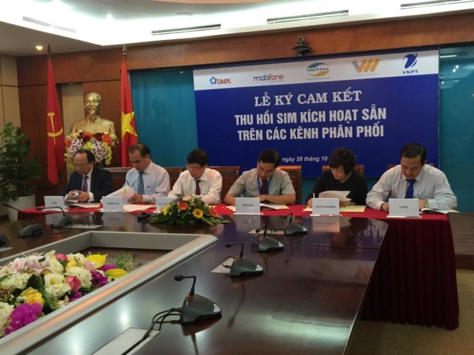 Các nhà mạng ký cam kết thu hồi sim rác - Ảnh: THANH HÀ