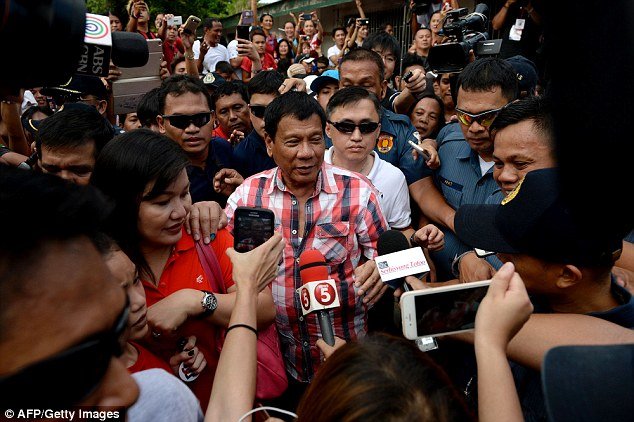 Tổng thống Philippines Duterte đe dọa sẽ tiếp tục tăng cường chiến dịch tiêu diệt tội phạm ma túy trong nước - Ảnh: AFP