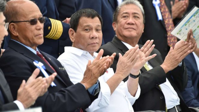 Tổng thống Philippines tới thăm và quan sát các hoạt động của lực lượng cảnh sát biển Nhật Bản tại cảng Yokohama, gần thủ đô Tokyo - Ảnh: Reuters