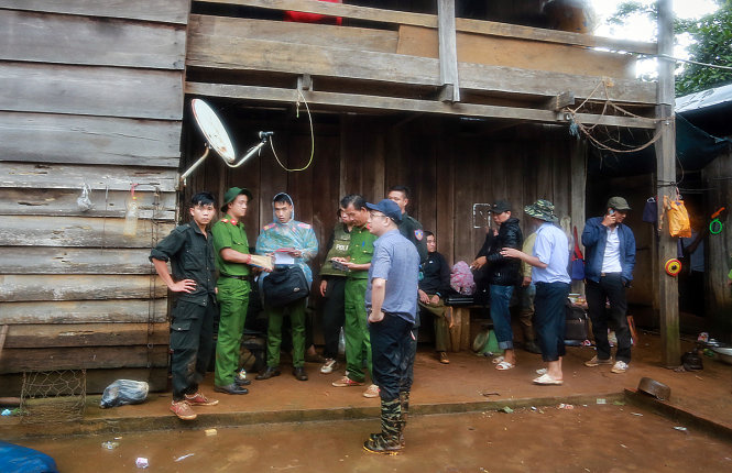 Cơ quan công an điều tra tại hiện trường vụ án mạng là nhà ông Đặng Văn Hiến (tiểu khu 1535, xã Quảng Trực, huyện Tuy Đức, Đắk Nông) - Ảnh: TIẾN THÀNH