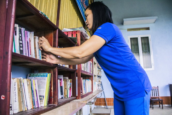 Cô Hương sắp xếp lại sách - Ảnh: N.HỒNG